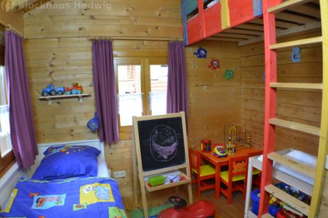 2. Schlafzimmer mit Spielecke von Haus 10. Mehr Bilder, dann auf Bild klicken. 2. Schlafzimmer mit Spielecke von Haus 10. Mehr Bilder, dann auf Bild klicken.