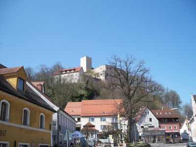Blick auf Burg Falkenstein, die hoch über Falkenstein thront