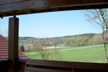 Blick von der Terrasse auf eine Landschaft die vom Frühling wach geküsst wird.