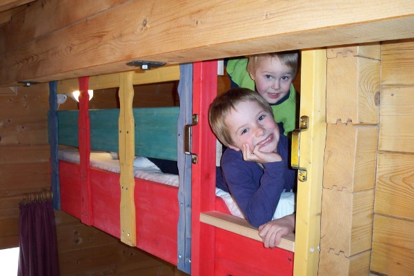 Das Hochbett ist der Favorit unserer Kinder. Liegeflche der Matratze ist 0,90 x 1,90 m, Bett selber ist 0,90 x 2,10 m