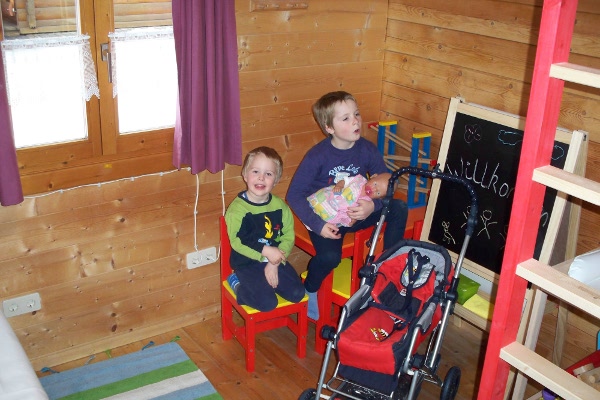 Spielecke mit Kindertisch, Maltafel, Wickelablage, Puppenwagen, Holzeisenbahn und vieles mehr.