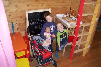 Kinderzimmer Haus 10: Spielecke unter dem Hochbett