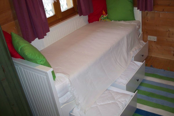 Das ausziehbare Doppelbett hat drei Schubladen in denen sich die Bettwsche befindet.