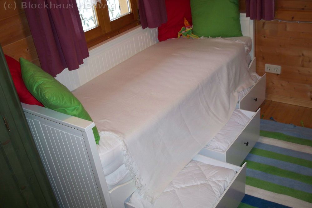 Ausziehbares Doppelbett mit Schubladen für die Bettwäsche.