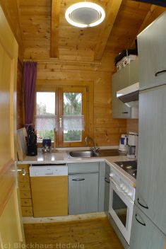 Separate Küche mit Einbauküche und Geschirrspülmaschine in Haus 10. Mehr Bilder, dann auf Bild klicken.