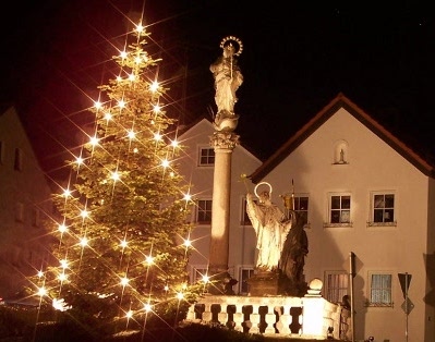 Die Mariensäule auf dem Marktplatz von Stamsried in Weihnachtsstimmung